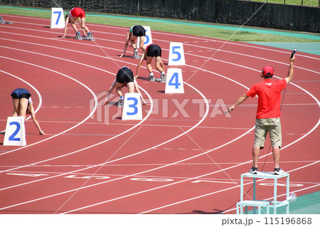 陸上競技大会の男子400mリレーのスタート 115196868