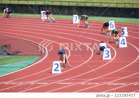 陸上競技大会の女子400mリレーのスタート 陸上競技大会の女子400mリレーのスタート 115197477