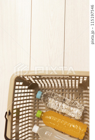 ペットボトルに入った飲み物を買う。買い物かごに入ったボトルドリンク。買い物、飲み物、ペットボトルなど ペットボトルに入った飲み物を買う。買い物かごに入ったボトルドリンク。買い物、飲み物、ペットボトルなど 115197546