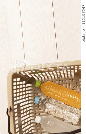 ペットボトルに入った飲み物を買う。買い物かごに入ったボトルドリンク。買い物、飲み物、ペットボトルなど ペットボトルに入った飲み物を買う。買い物かごに入ったボトルドリンク。買い物、飲み物、ペットボトルなど 115197547