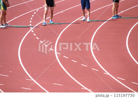 陸上競技大会の中学生男子400mで第三走者のバトンを待つアンカー（第四走者） 115197730