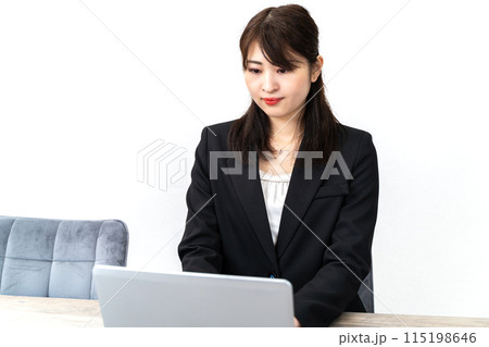 ノートパソコンで作業する女性 115198646