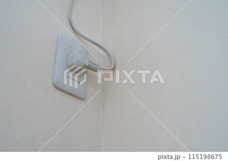 壁に取り付けたコンセント 115198675