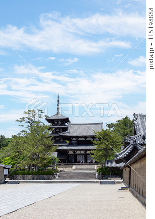 快晴の奈良、世界遺産・国宝の法隆寺の中門越しに見る五重塔と金堂 115198888