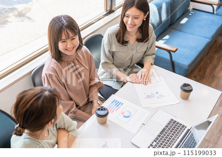 書類・資料を見ながら会議・ミーティング・打ち合わせするアジア人女性・ビジネスウーマン(営業・企画) 115199033