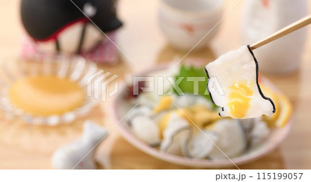 鯨のオバキ( 尾羽毛 )和歌山県太地町産 くじらの尾の皮の部分で羽の様な形をしているのがこの名の由来 鯨のオバキ( 尾羽毛 )和歌山県太地町産 くじらの尾の皮の部分で羽の様な形をしているのがこの名の由来 115199057