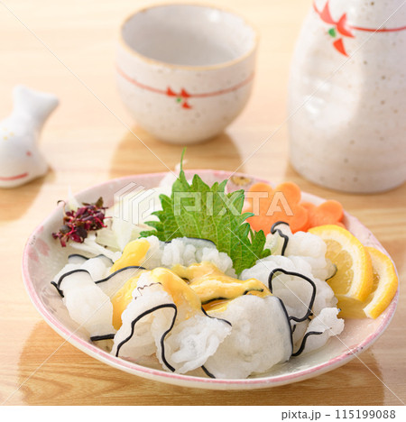 鯨のオバキ（ 尾羽毛 ）和歌山県太地町産 くじらの尾の皮の部分で羽の様な形をしているのがこの名の由来 115199088