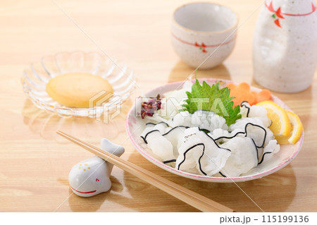 鯨のオバキ( 尾羽毛 )和歌山県太地町産 くじらの尾の皮の部分で羽の様な形をしているのがこの名の由来 鯨のオバキ( 尾羽毛 )和歌山県太地町産 くじらの尾の皮の部分で羽の様な形をしているのがこの名の由来 115199136