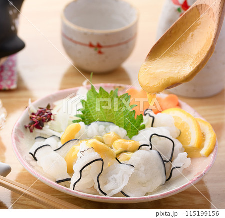 鯨のオバキ( 尾羽毛 )和歌山県太地町産 くじらの尾の皮の部分で羽の様な形をしているのがこの名の由来 鯨のオバキ( 尾羽毛 )和歌山県太地町産 くじらの尾の皮の部分で羽の様な形をしているのがこの名の由来 115199156