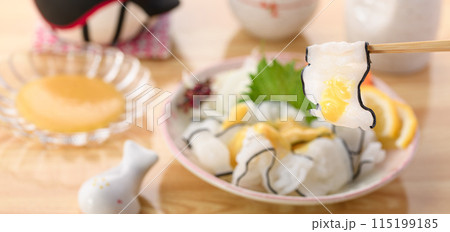 鯨のオバキ（ 尾羽毛 ）和歌山県太地町産 くじらの尾の皮の部分で羽の様な形をしているのがこの名の由来 115199185