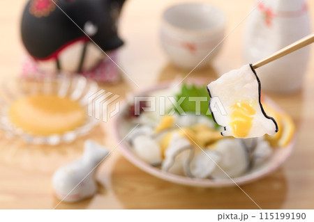 鯨のオバキ( 尾羽毛 )和歌山県太地町産 くじらの尾の皮の部分で羽の様な形をしているのがこの名の由来 鯨のオバキ( 尾羽毛 )和歌山県太地町産 くじらの尾の皮の部分で羽の様な形をしているのがこの名の由来 115199190