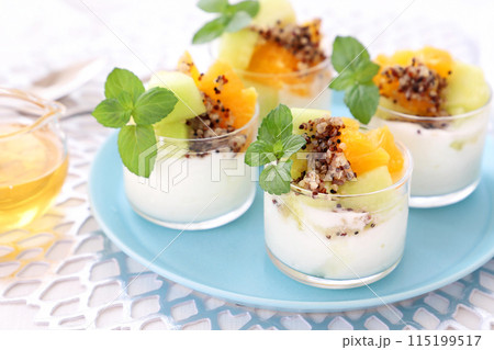 キヌアとフルーツをトッピングしたヨーグルト キヌアとフルーツをトッピングしたヨーグルト 115199517