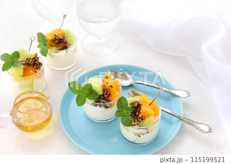 キヌアとフルーツをトッピングしたヨーグルト キヌアとフルーツをトッピングしたヨーグルト 115199521