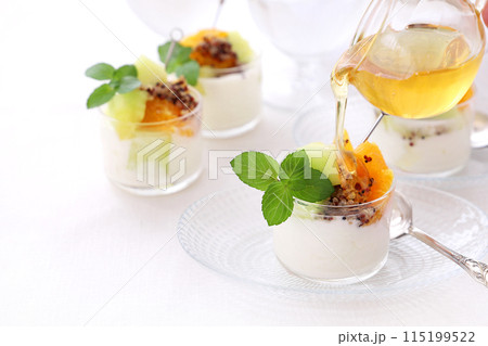 キヌアとフルーツをトッピングしたヨーグルト 115199522