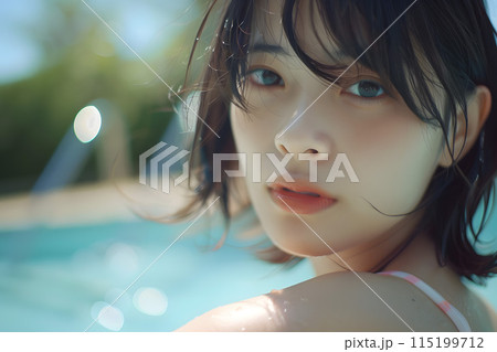 水面に映る夏の物語 - プールサイドの若いアジア人女性 水面に映る夏の物語 - プールサイドの若いアジア人女性 115199712