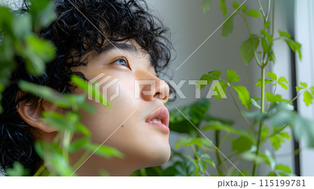 自然の中で思索するアジア人男性 自然の中で思索するアジア人男性 115199781