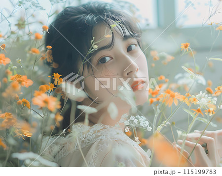 花の中の儚げな美しさを持つ日本人女性 115199783