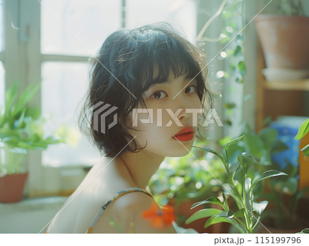 緑陰の優美な視線のアジア人女性 115199796