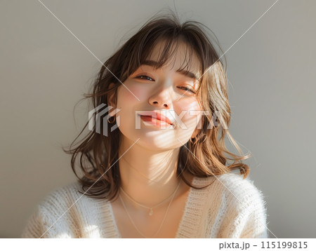 柔らかな日差しの中の美しい女性のポートレート 115199815