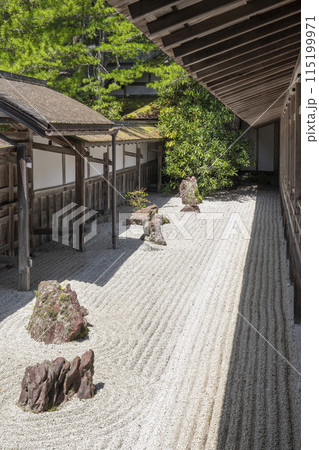 高野山金剛峯寺　主殿　渡り廊下から見える枯山水小庭 115199971