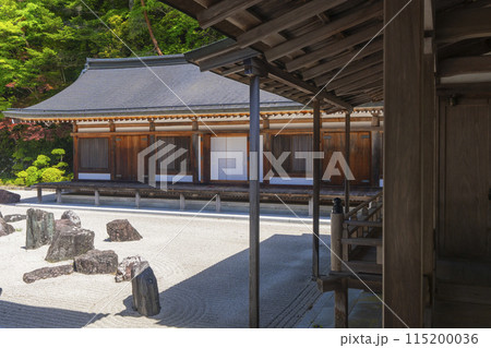 高野山金剛峯寺　阿字観道場の前に広がる蟠龍庭 115200036