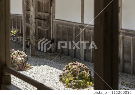 高野山金剛峯寺　主殿　渡り廊下から見える枯山水小庭 115200056
