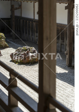 高野山金剛峯寺 主殿 渡り廊下から見える枯山水小庭 高野山金剛峯寺 主殿 渡り廊下から見える枯山水小庭 115200062