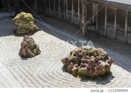 高野山金剛峯寺　主殿　渡り廊下から見える枯山水小庭 115200064