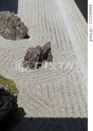 高野山金剛峯寺　主殿　渡り廊下から見える枯山水小庭 115200068