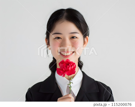 愛と感謝を伝えるカーネーションとアジア人女性のポートレート 115200076