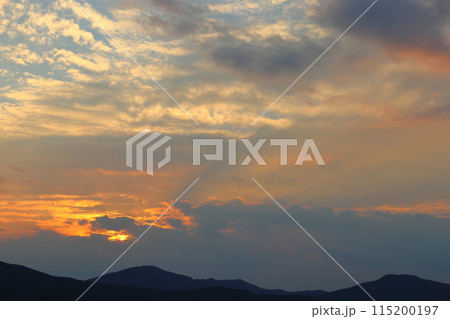夕焼け空 夕陽 山地 夕焼け空 夕陽 山地 115200197