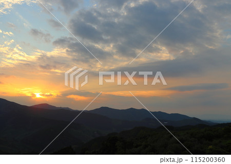 夕焼け空 夕陽 山地 夕焼け空 夕陽 山地 115200360