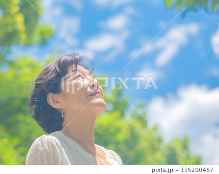 青空を仰ぐ穏やかな日々 - 幸せな老後のひととき 115200487