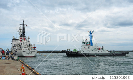 小樽　漁業取締船白竜丸とタグボートたていわ丸 115201068