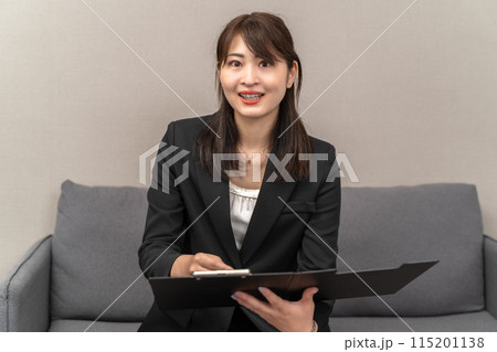 商談をする女性 商談をする女性 115201138