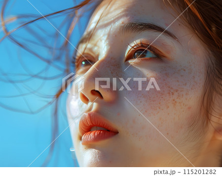 空を仰ぐ若いアジア人女性 115201282