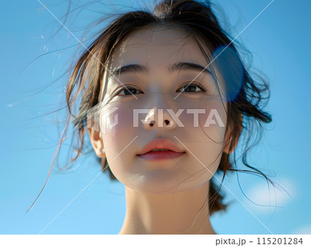 空を仰ぐ若いアジア人女性 115201284
