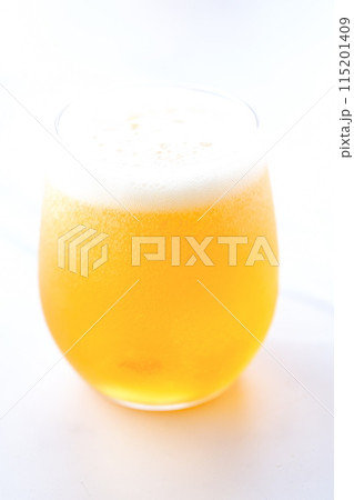 きめ細かい泡が立った、よく冷えたビールのグラス 115201409
