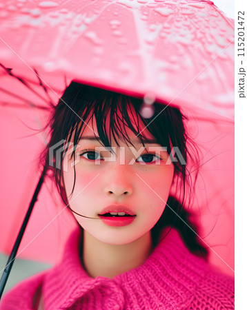 雨粒を纏うピンクの微笑み — 梅雨の訪れを彩る日本人のポートレート 115201472