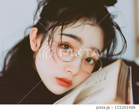 本を愛する眼鏡をかけた日本人女性 本を愛する眼鏡をかけた日本人女性 115201486