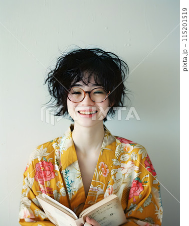 本を愛する眼鏡をかけた日本人女性 115201519