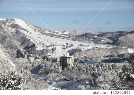 降雪の翌朝 快晴の山間部 スキー場の風景 降雪の翌朝 快晴の山間部 スキー場の風景 115201892