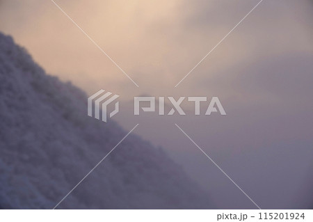 山間部 降り続く雪 合間の幻想的な雪景色 115201924