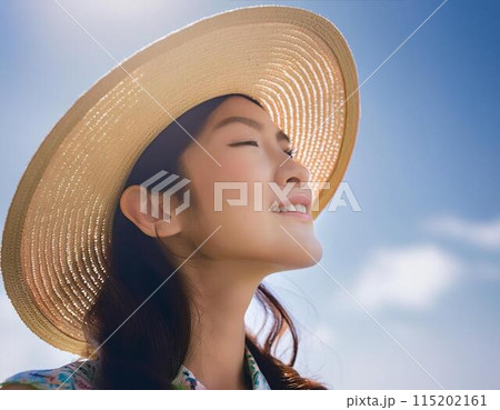 夏の空を見上げる麦わら帽子を被った女性 115202161