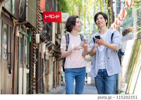 東京を旅行する外国人観光客のカップル(インバウンド) 東京を旅行する外国人観光客のカップル(インバウンド) 115202351