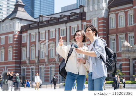 東京を旅行する外国人観光客のカップル(インバウンド) 東京を旅行する外国人観光客のカップル(インバウンド) 115202386