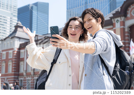 東京を旅行する外国人観光客のカップル（インバウンド） 115202389