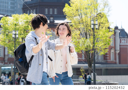 東京を旅行する外国人観光客のカップル(インバウンド) 東京を旅行する外国人観光客のカップル(インバウンド) 115202432