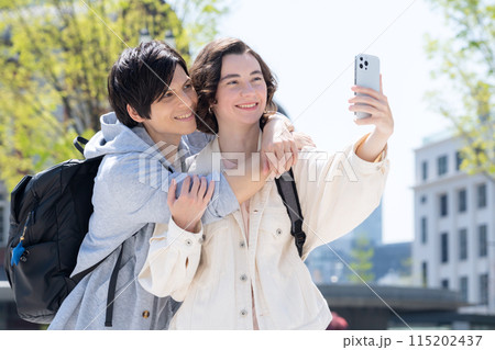 東京を旅行する外国人観光客のカップル(インバウンド) 東京を旅行する外国人観光客のカップル(インバウンド) 115202437