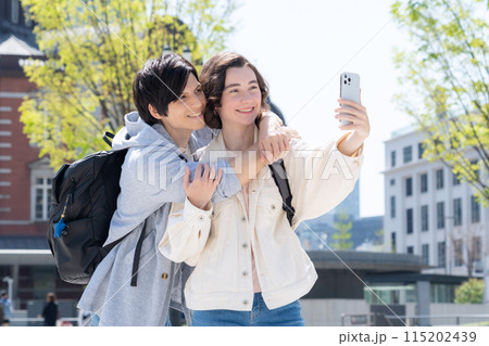 東京を旅行する外国人観光客のカップル（インバウンド） 115202439